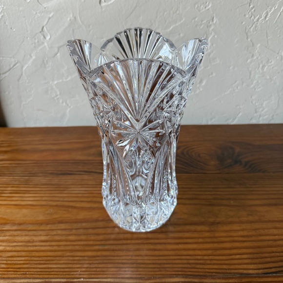 Vintage Pressed Glass Crystal Vase – Starburst & Fan Pattern - Picture 7 of 9
